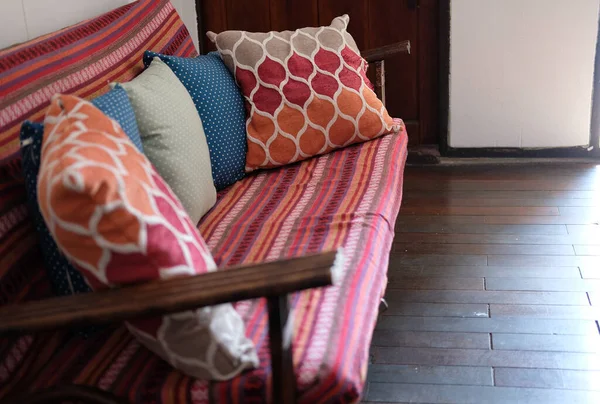 Sofá Com Almofada Travesseiro Vermelho Sala Estar Interior — Fotografia de Stock