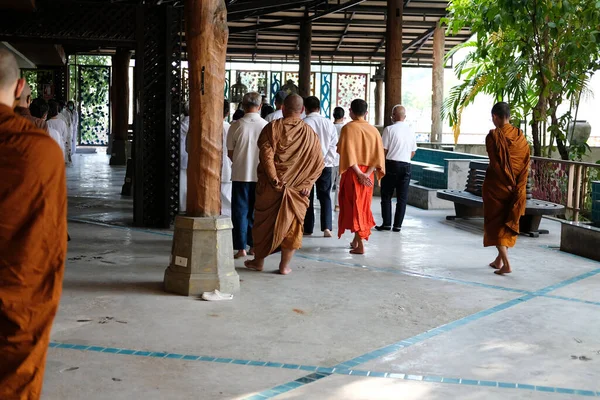 2020年11月18日タイ チェンマイ2020年11月18日タイ チェンマイのクムフームホテルで 仏教僧と心の瞑想のために歩く人々 — ストック写真