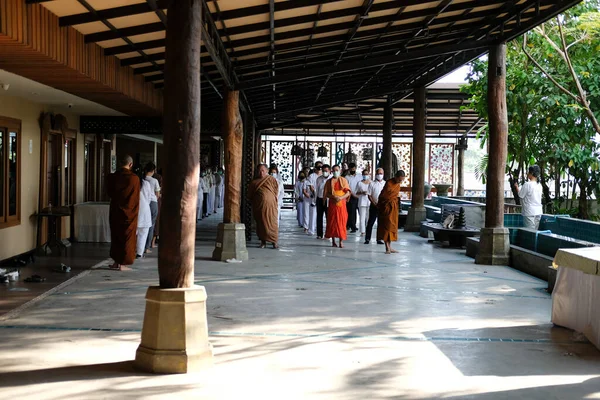 Chiang Mai Thajsko Listopad 2020 Buddhistický Mnich Lidé Kráčející Pro — Stock fotografie