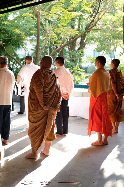 Chiang Mai Thajsko Listopad 2020 Buddhistický Mnich Lidé Kráčející Pro — Stock fotografie