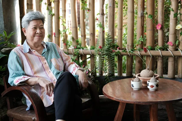 Una Anciana Descansando Casa Asiático Anciano Mujer Sentado Silla Estilo — Foto de Stock