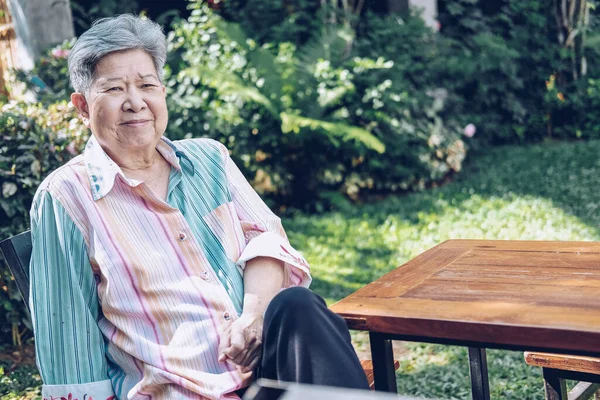 Una Anciana Descansando Jardín Asiático Anciano Mujer Relajante Aire Libre — Foto de Stock