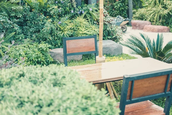 Drewniane Krzesełko Odpoczynku Ogrodzie — Zdjęcie stockowe