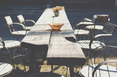 Kahverengi cam kase evdeki bahçedeki ahşap masada.