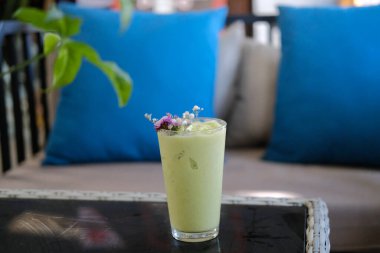 taze karıştırılmış avokado meyveli smoothie milkshake ile yoğurt