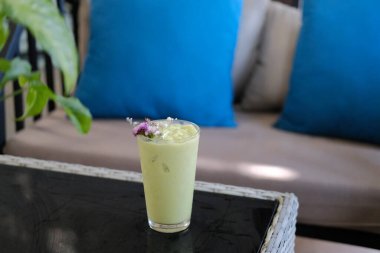 taze karıştırılmış avokado meyveli smoothie milkshake ile yoğurt