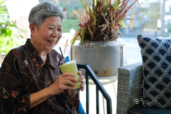 Anciana Anciana Anciana Asiática Mayor Bebiendo Batido Aguacate Yogur Batido — Foto de Stock