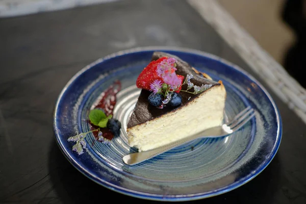 Ev yapımı keto vegan unsuz peynirli kek. Çiçekle süslenmiş. Ketojenik düşük karbonhidrat ve glütensiz diyet