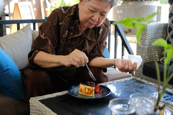 Viejo Asiático Anciano Mayor Anciano Mujer Comer Cheesecake Casa Restaurante — Foto de Stock