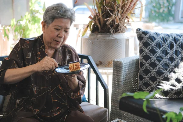 Viejo Asiático Anciano Mayor Anciano Mujer Comer Cheesecake Casa Restaurante — Foto de Stock