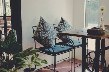 Evdeki oturma odasında koltukta yastık var.