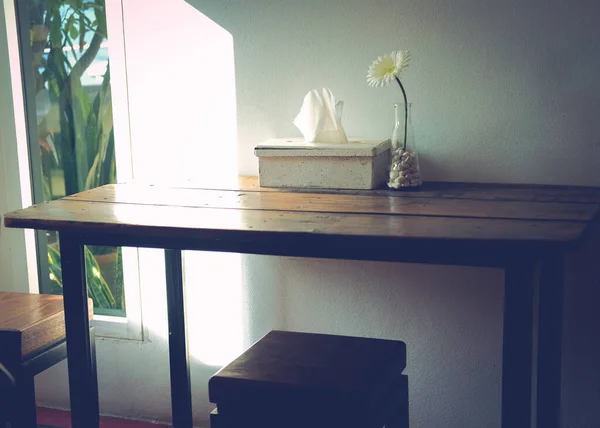 Kunstmatige Witte Gerbera Bloem Versieren Houten Tafel Woonkamer Thuis — Stockfoto