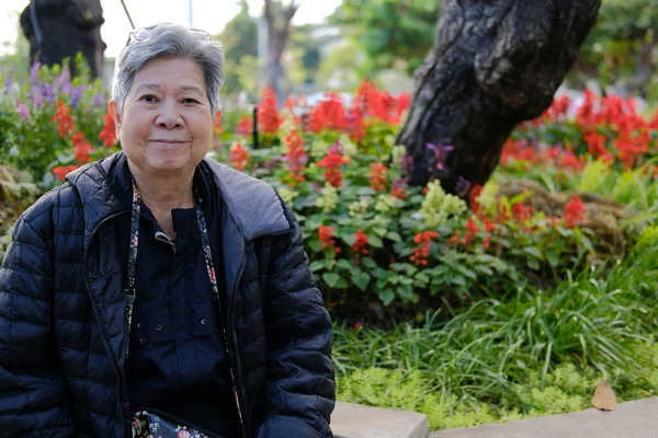 Asiático Anciana Anciana Anciana Mujer Mayor Descansando Relajante Jardín Estilo — Foto de Stock