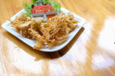 Kızarmış mantar soslu ve sebzeli. Vejetaryen vegan aperatifi