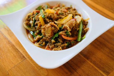 köri tozu, dolma biber, soğan ve sebzeyle kızartılmış yumuşak kabuklu yengeç.