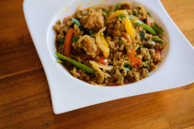 köri tozu, dolma biber, soğan ve sebzeyle kızartılmış yumuşak kabuklu yengeç.