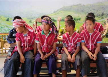 Chiang Mai, Tayland - 23 Aralık 2020: Kuzey Tayland 'da Karen Hill kabilesi Chiang Mai, Tayland' daki Chaodoi pazarında müşterileri eğlendirmek için müzik çalıyor..