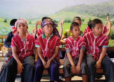 Chiang Mai, Tayland - 23 Aralık 2020: Kuzey Tayland 'da Karen Hill kabilesi Chiang Mai, Tayland' daki Chaodoi pazarında müşterileri eğlendirmek için müzik çalıyor..