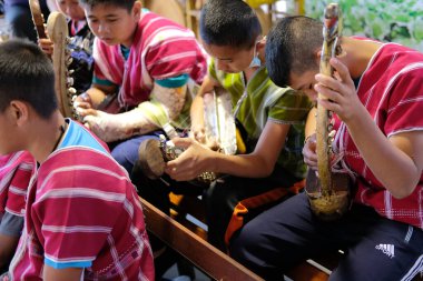 Chiang Mai, Tayland - 23 Aralık 2020: Kuzey Tayland 'da Karen Hill kabilesi Chiang Mai, Tayland' daki Chaodoi pazarında müşterileri eğlendirmek için müzik çalıyor..