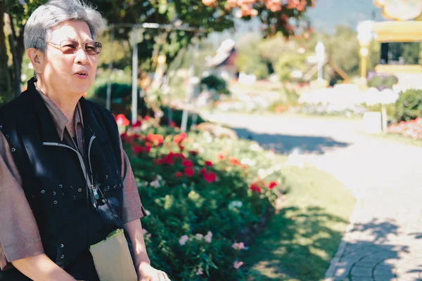 Asiático Anciana Anciana Anciana Mujer Mayor Descansando Relajante Jardín Estilo — Foto de Stock