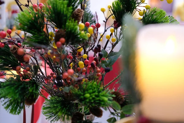 Kerstmis Rode Bessen Hulst Sparren Tak Feestelijke Ornament Decoratie Kerstmis — Stockfoto