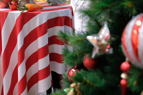 红色白色条纹织物桌布 装饰有节日圣诞装饰品 圣诞佳节 — 图库照片