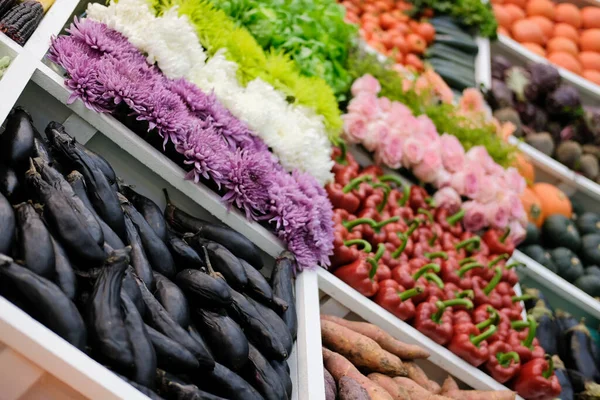 Fruits Fleurs Légumes Sur Étagère Marché Produits Agricoles Vendre — Photo