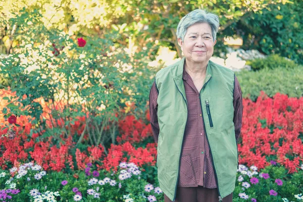 Asiático Anciana Anciana Anciana Mujer Mayor Descansando Relajante Jardín Estilo — Foto de Stock