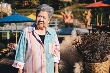 Asyalı yaşlı kadın yaşlı kadın teras balkonunda dinleniyor. son sınıf eğlence yaşam tarzı