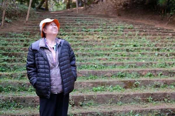 亚洲老年老年妇女在公园休息放松 老年人休闲生活方式 — 图库照片