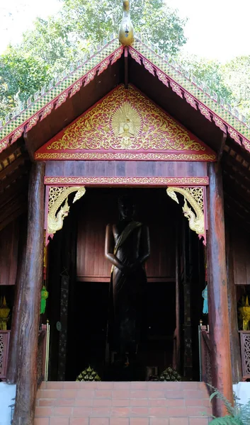 Asijský Dřevěný Buddhistický Chrám Stojící Buddhovskou Sochou Stúpou Thajsku — Stock fotografie
