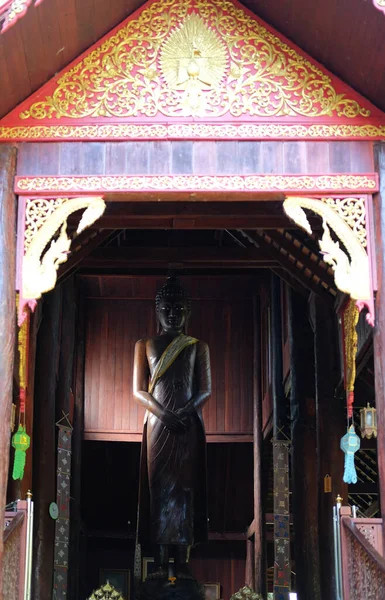 Buda Heykeli Tayland Daki Asya Ahşap Budist Tapınağında Duruyor — Stok fotoğraf