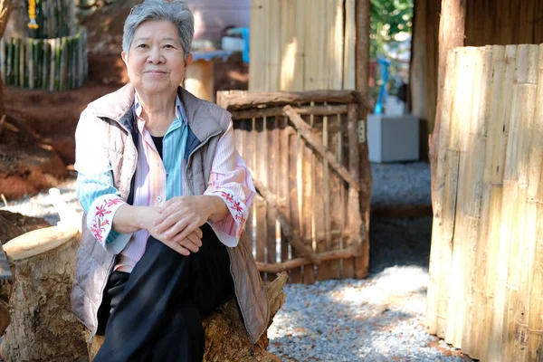 Asiático Anciana Anciana Anciana Anciana Mujer Relajante Descansando Terraza Casa — Foto de Stock