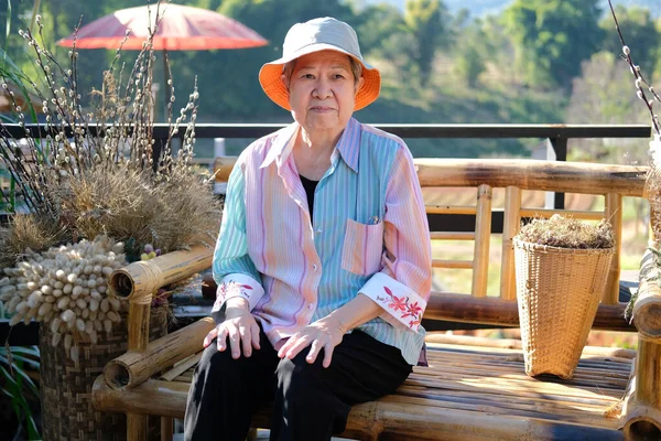 Asiatica Anziana Donna Anziana Anziana Femminile Rilassante Poggiata Sul Balcone — Foto Stock