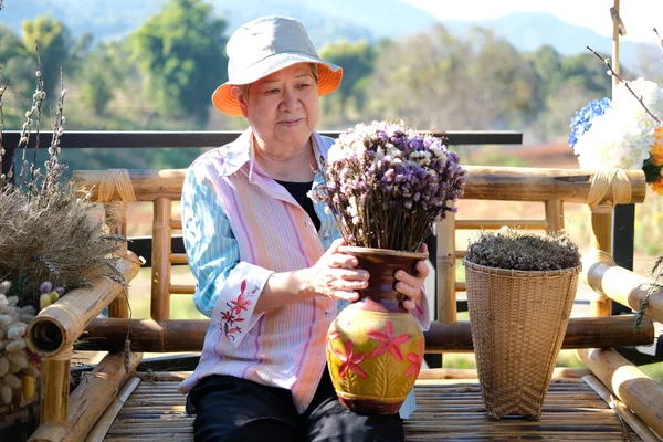 Alegre Viejo Asiático Anciano Anciano Anciano Mujer Holding Flor Bouquet — Foto de Stock