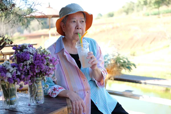 Viejo Asiático Mayor Anciano Mujer Bebiendo Helado Limonada — Foto de Stock