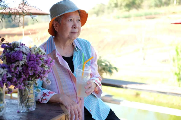亚洲老年人老年妇女喝冰柠檬水 — 图库照片