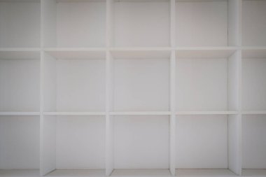 beyaz boş raf rafları kitaplık dolabında raflar