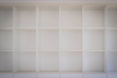 beyaz boş raf rafları kitaplık dolabında raflar