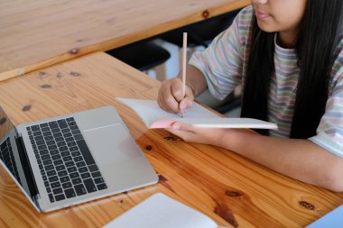 Asyalı kız öğrenci çevrimiçi öğrenim dersi alıyor. uzak buluşma uzaklığı eğitimi evde