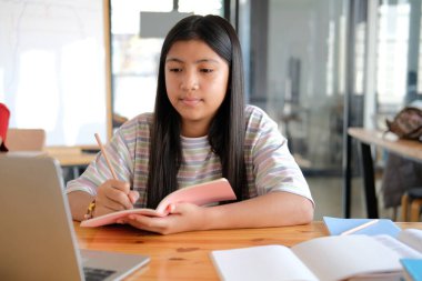 Asyalı kız öğrenci çevrimiçi öğrenim dersi alıyor. uzak buluşma uzaklığı eğitimi evde