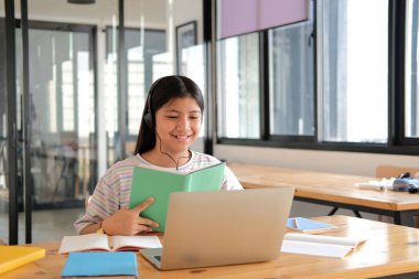 Asyalı kız öğrenci çevrimiçi öğrenim dersi alıyor. uzak buluşma uzaklığı eğitimi evde