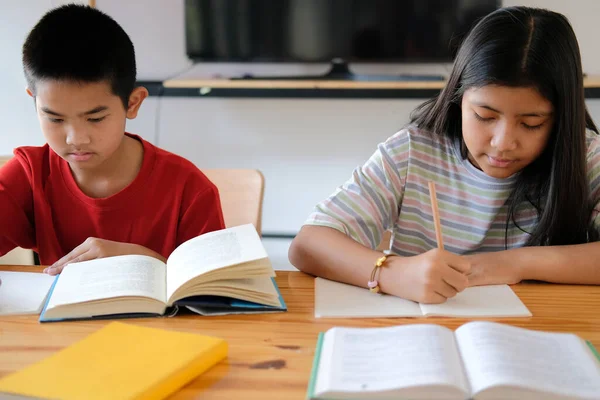 Asiatischer Junge Mädchen Student Beim Schreiben Notizen Machen Hausaufgaben Der — Stockfoto