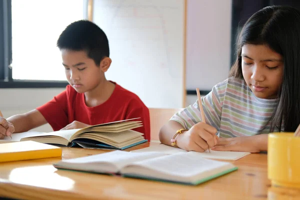 Азіатська Студентка Хлопець Вивчає Написання Нотаток Які Роблять Домашнє Завдання — стокове фото