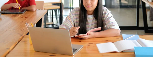 アジア系の女子学生がオンラインで授業を勉強しています 家庭での遠隔会議遠隔教育 — ストック写真