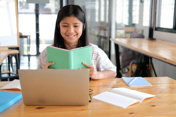 アジアの女子学生がオンラインで授業を勉強しています 家庭での遠隔会議遠隔教育 — ストック写真