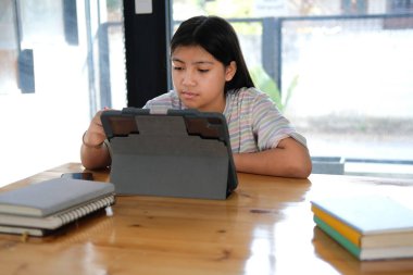 Asyalı kız öğrenci çevrimiçi öğrenim dersi alıyor. uzak buluşma uzaklığı eğitimi evde