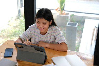 Asyalı kız öğrenci çevrimiçi öğrenim dersi alıyor. uzak buluşma uzaklığı eğitimi evde