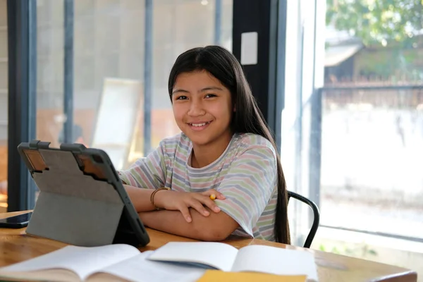 Asyalı Kız Öğrenci Çevrimiçi Öğrenim Dersi Alıyor Uzak Buluşma Uzaklığı — Stok fotoğraf