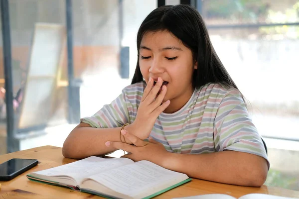 Asiatische Studentin Gähnt Während Sie Bücher Liest Und Sich Müde — Stockfoto